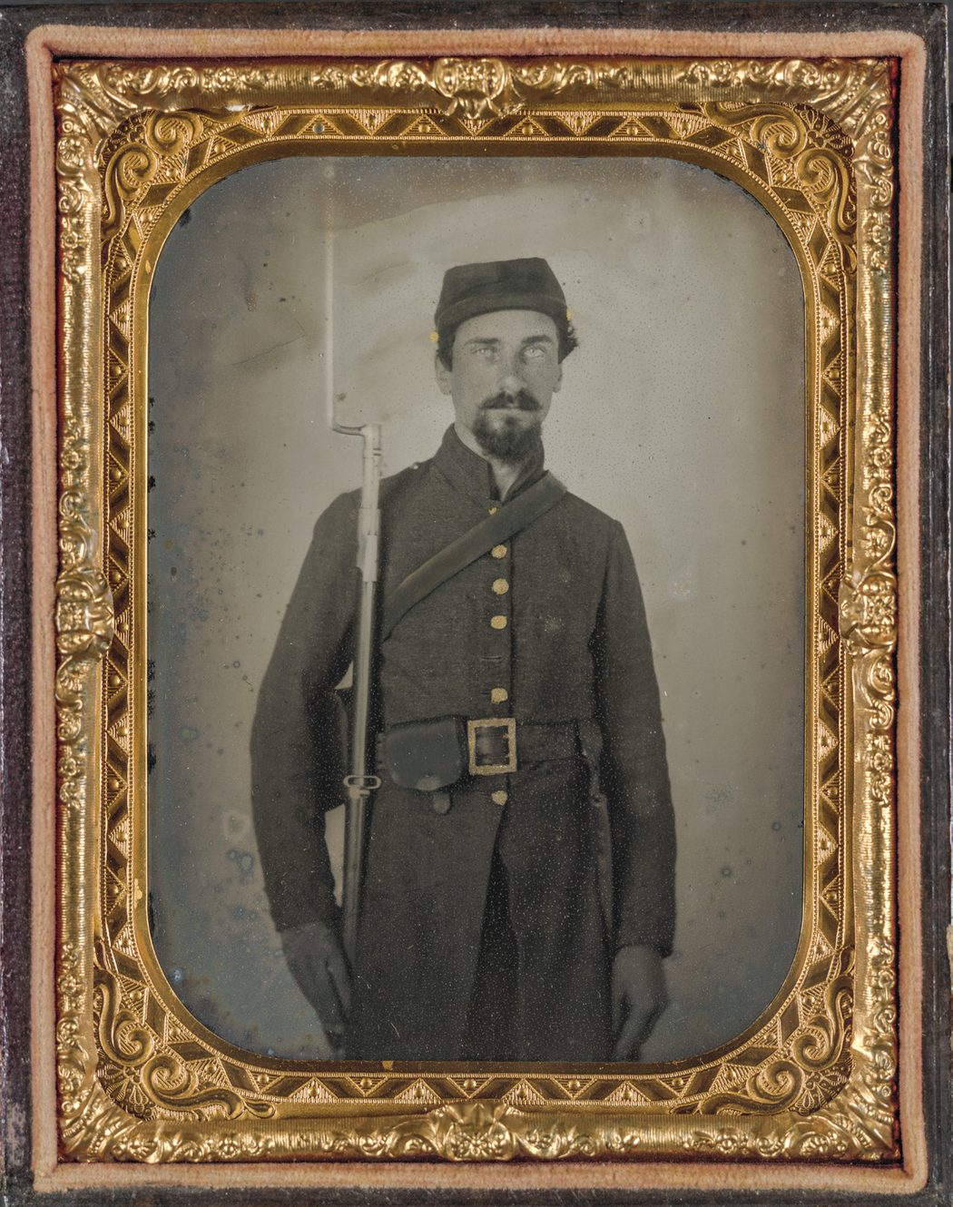 Private in Confederate uniform wearing a Georgia frame buckle and holding a bayoneted musket. Liljenquist Family Collection of Civil War Photographs (Library of Congress).